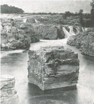A chunk of quartz known as Table Rock was a Sioux Falls landmark in the falls of the Big Sioux until the 1881 flood dislodged it. The rock sank to the bottom of the falls.
