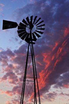 The Sioux Falls windmill in the light after sunset.