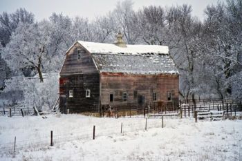 A barn just west of Sioux Falls on a frosty morning.