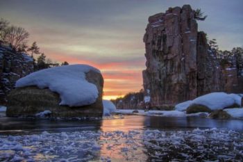 A Palisades State Park sunset, as seen from ice level.