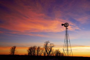 A wider shot of the scene shows the changing colors from yellows to pinks.