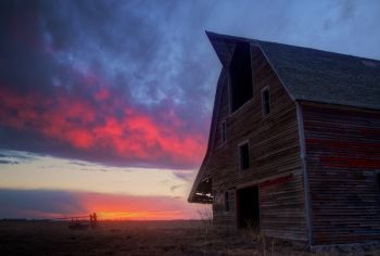 Sunset with an unused barn just a few miles northwest of Silver Lake.