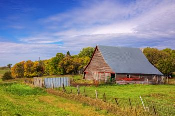 Marshall County barn with autumn accents.