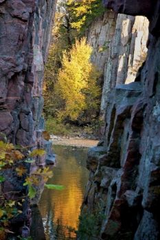 The view between King and Queen Rock at Palisades State Park.