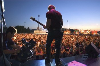 Shooting from the back of the stage can mean including the crowd in photographs. Working with bands to gain this kind of access takes time and patience.