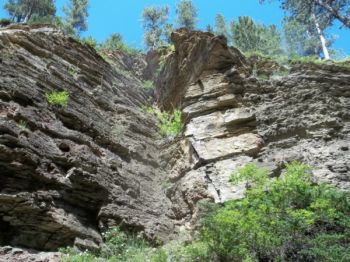 High cliffs above Devil's Bathtub.