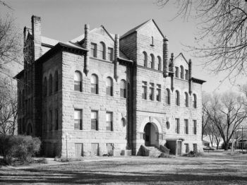 The Union County Courthouse in Elk Point was packed during the trial of Nile Cochran, an Iowa farmer accused of killing trucker R. D. Markell. Library of Congress photo.