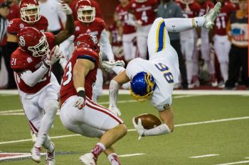 Dallas Goedert with a signature acrobatic catch in 2017.