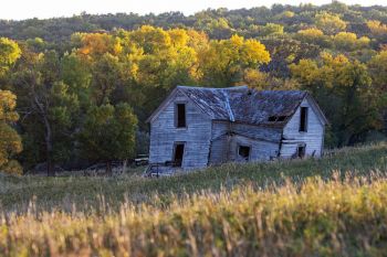 Abandoned building at the base of the Coteau des Prairies.