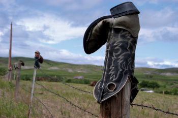 Cowboy boots provide outdoor decor near Faith.