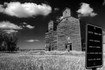 Grain elevators with historic sign at Esmond.