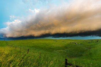 A building storm’s wind cloud south of Presho, along U.S. Highway 183.