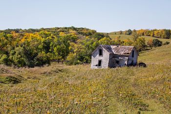 An abandoned house at the foot of the Coteau des Prairies.